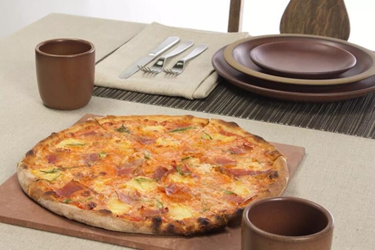 Pizza sulla tavola apparecchiata