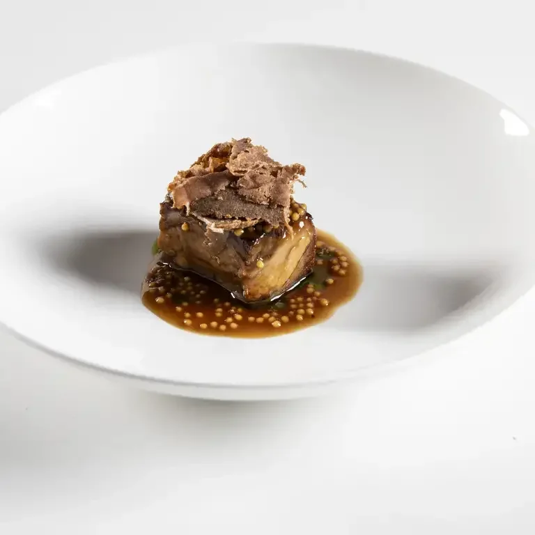 Borgia_Lingua di manzo al barbecue, bottarga di tonno, fondo di manzo agli agrumi, semi di senape e olio all’erba cipollina