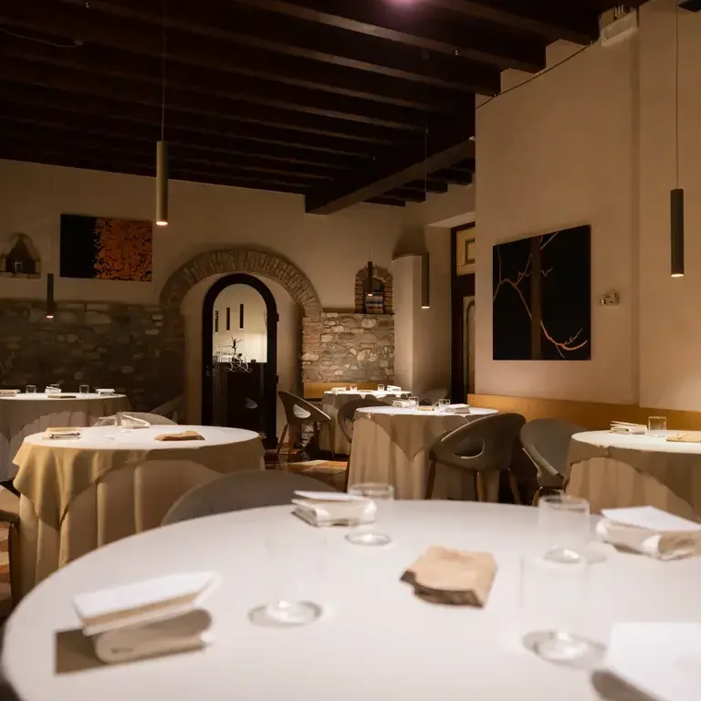 Casa Leali tavoli interni