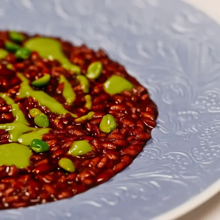 Casa Perbellini 12 Apostoli_Risotto mantecato all Amarone, acqua di peperoni, piselli