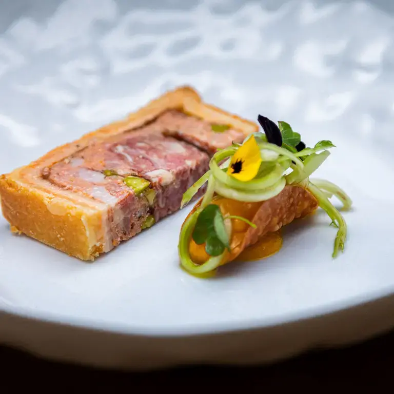 Glass Hostaria_Pate en croute di coppa di testa e zenzero, carote e puntarelle