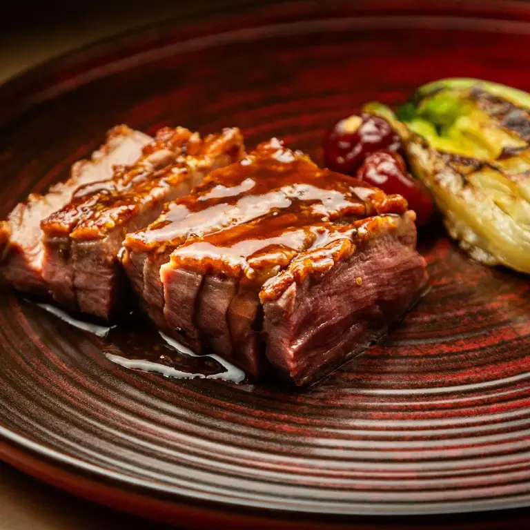 Glass Hostaria_Petto di anatra, demiglace al tamarindo, lattuga al bbq Tosta Sermonetana ripiena di fegato