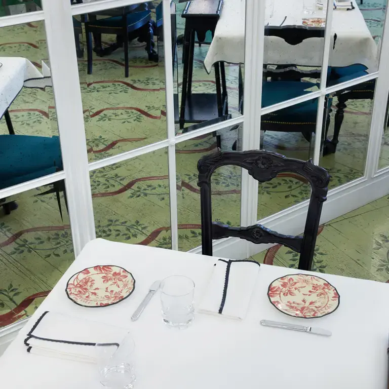 Gucci osteria by Massimo Bottura tavolino