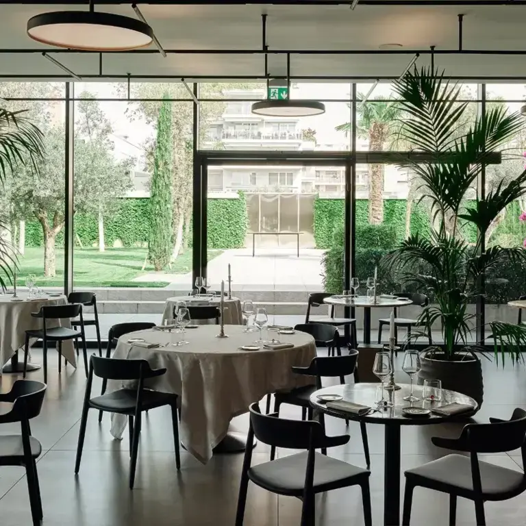 Innocenti Evasioni_La sala con vista sul cortile