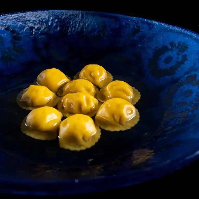L'imbuto_ravioli di seppia in brodo di muschio