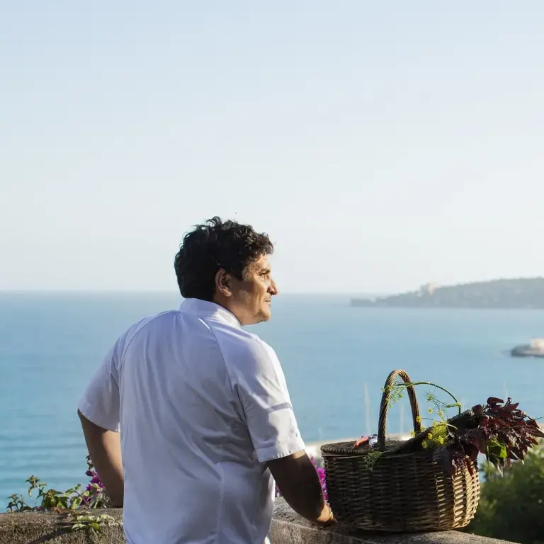 Mauro Colagreco nel suo orto panoramico