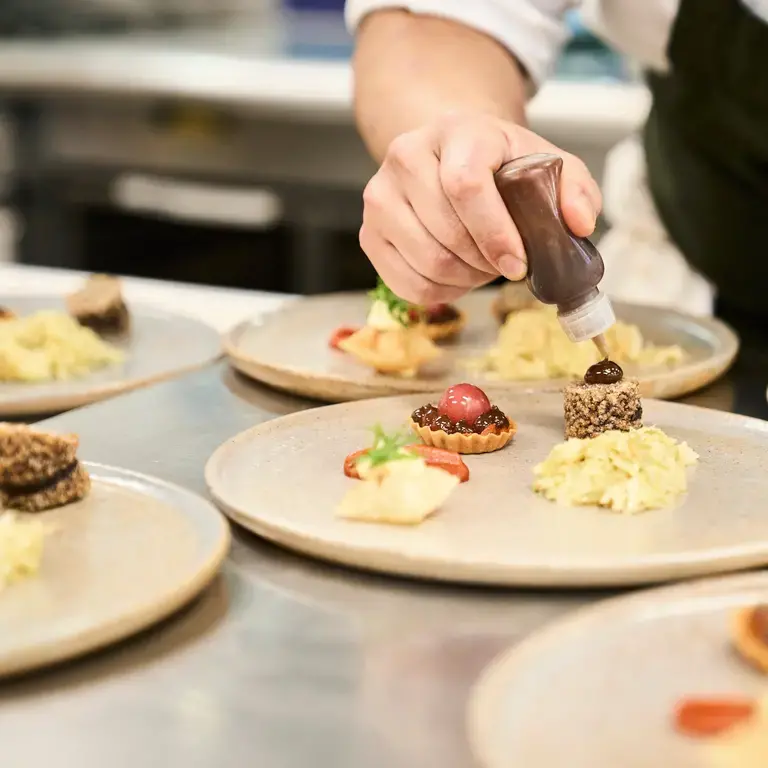 Chef mentre impiatta