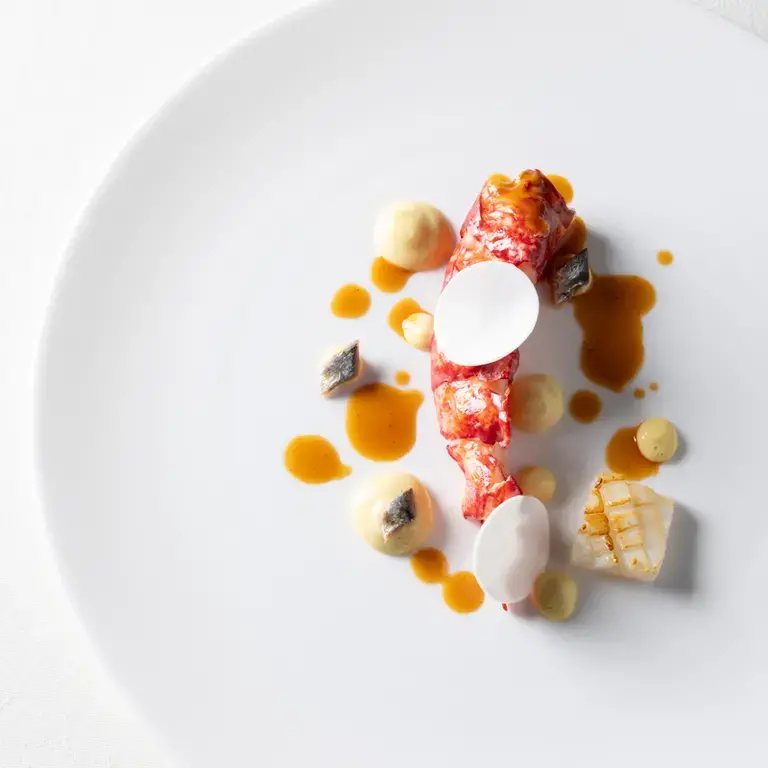 Seta by Antonio Guida astice blu arrosto con bagna cauda seppia bisque alla vaniglia e funghi