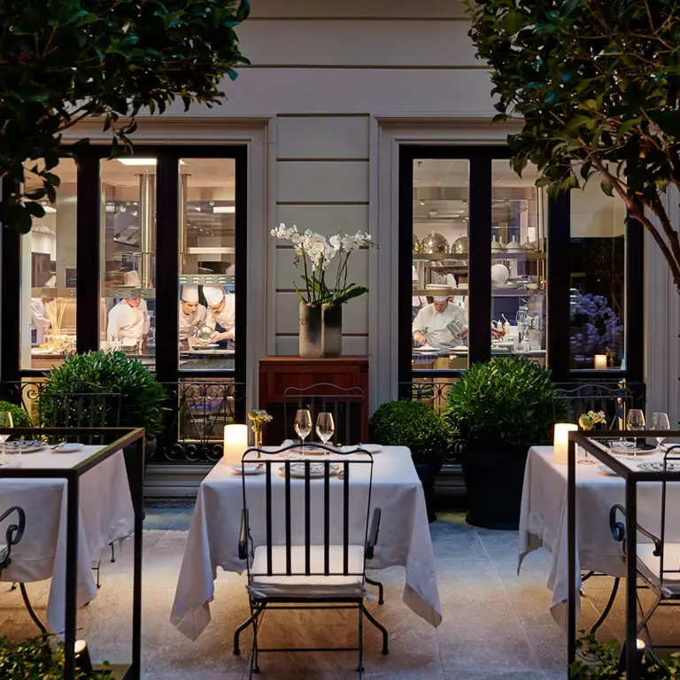 Seta by Antonio Guida la cucina vista dal cortile