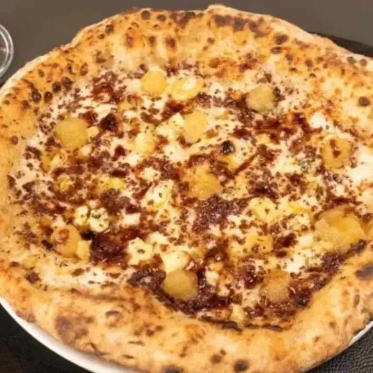 La pizza con ananas di Battil'oro