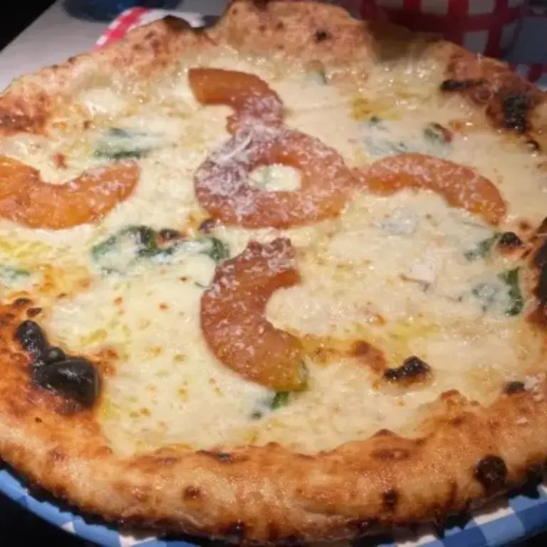 La pizza con ananas di Casa Sorbillo