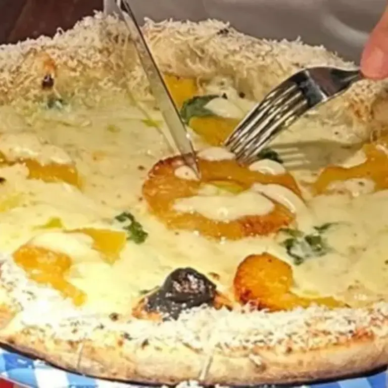 La pizza con ananas di Sorbillo a Presepe Napoletano