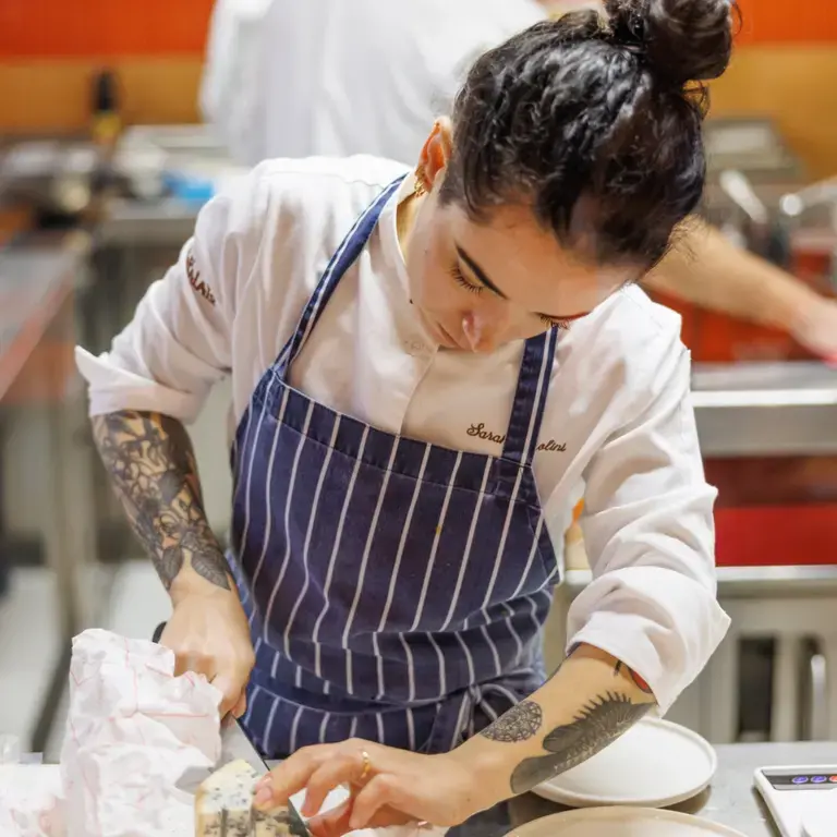 Chef Sarah Cicolini all'opera nella sua cucina