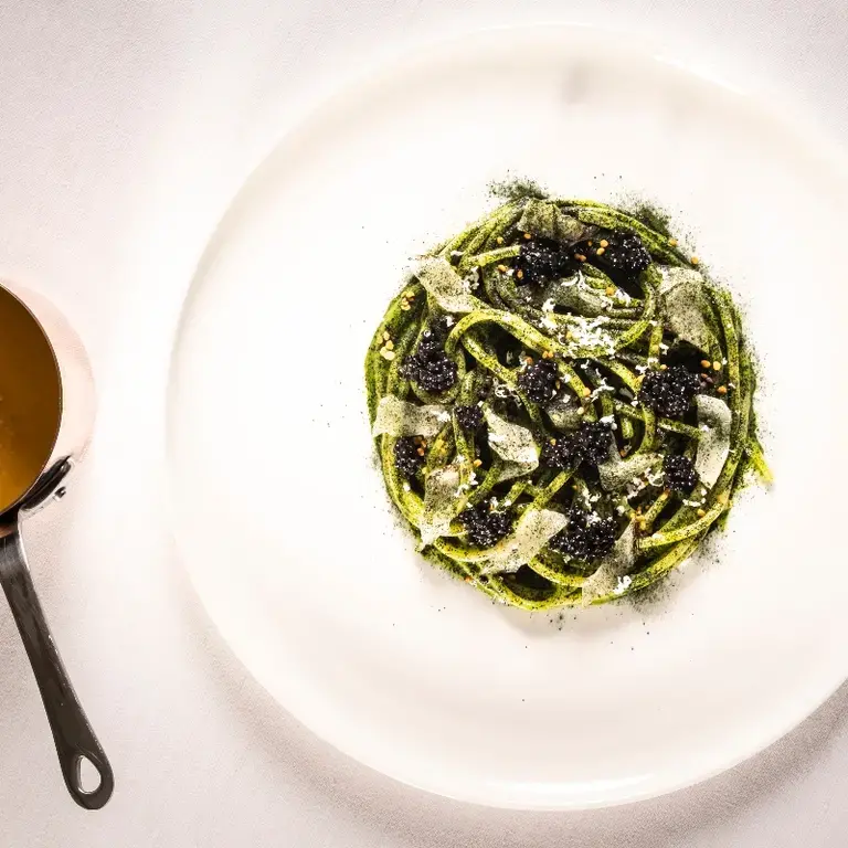 Spaghetti tiepidi, erbe amare, storione marinato e le sue uova