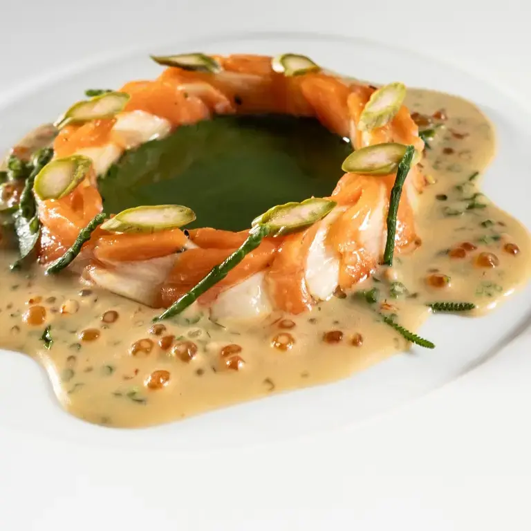 Trota fondente, asparagi bianchi e rose di Mariella