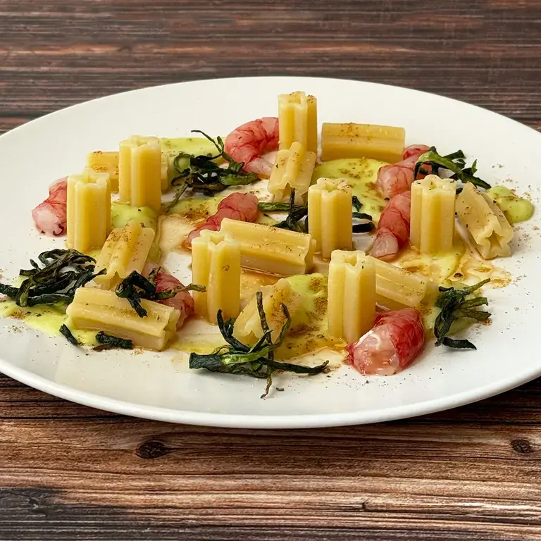 Pasta fredda con zucchini, dashi, gambero rosso e polvere di miso bianco