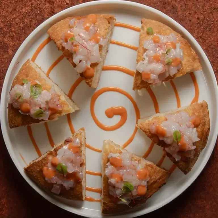 Pizza con stracciatella di bufala gambero rosso di Mazara, la sua bisque e perlage di passion fruit - Manuel Maiorano