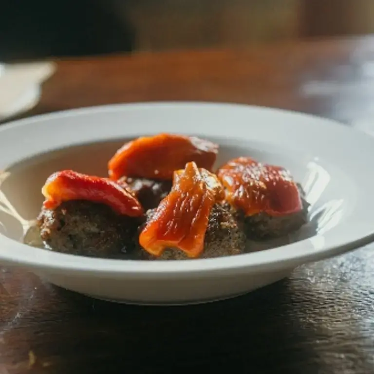 Polpette di carne, crema di patate e peperoni arrosto