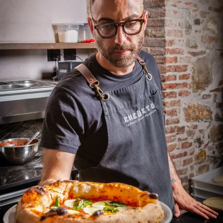 Antonio Pappalardo con la sua pizza appena sfornata