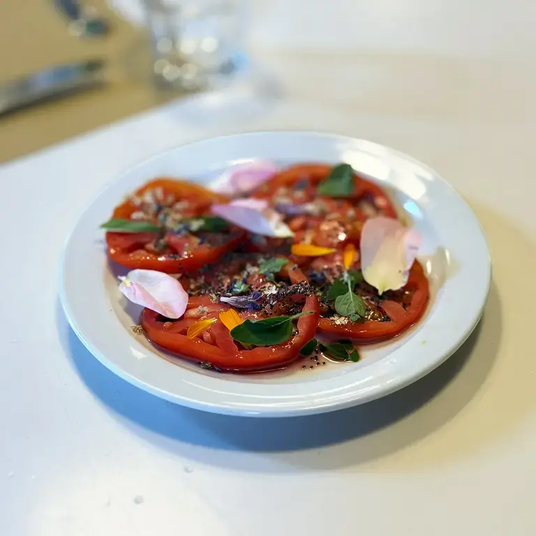 Carpaccio di pomodoro e fiori di montagna