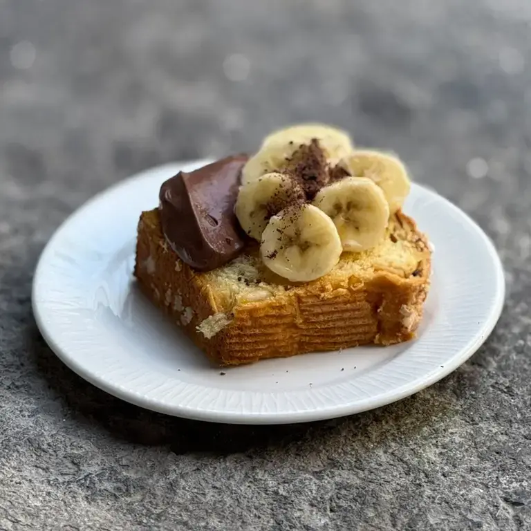 Colomba con mousse di cioccolato, banane e riccioli di cioccolato