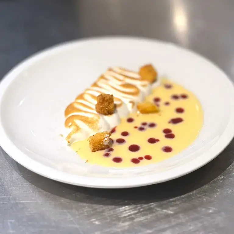 Meringa, pandoro e coulis di frutti rossi di Josefina Zojza