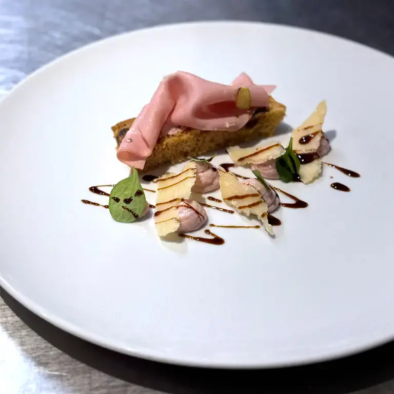 Panettone croccante e mousse di mortadella di Josefina Zojza