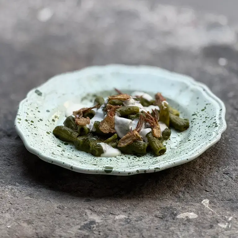 Tortiglioni con crema di verdure, fonduta e carciofi fritti