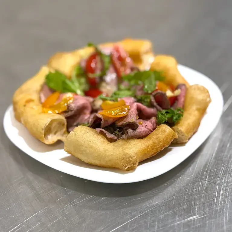 Pizza fritta con vitello tonnato