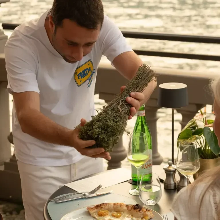 Ciro Oliva serve una pizza al Mandarin