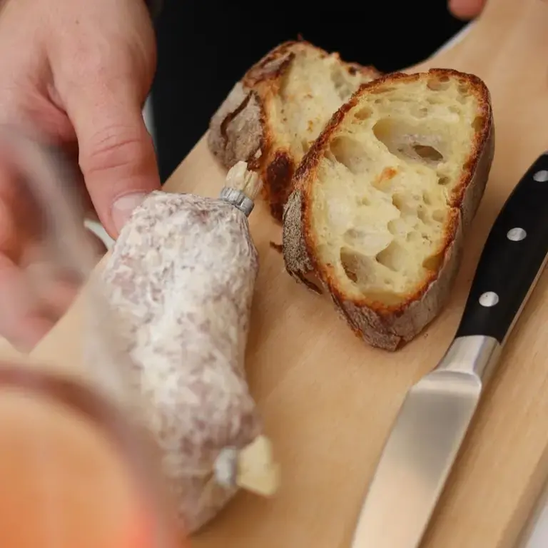 Tagliere con Pane e Salame