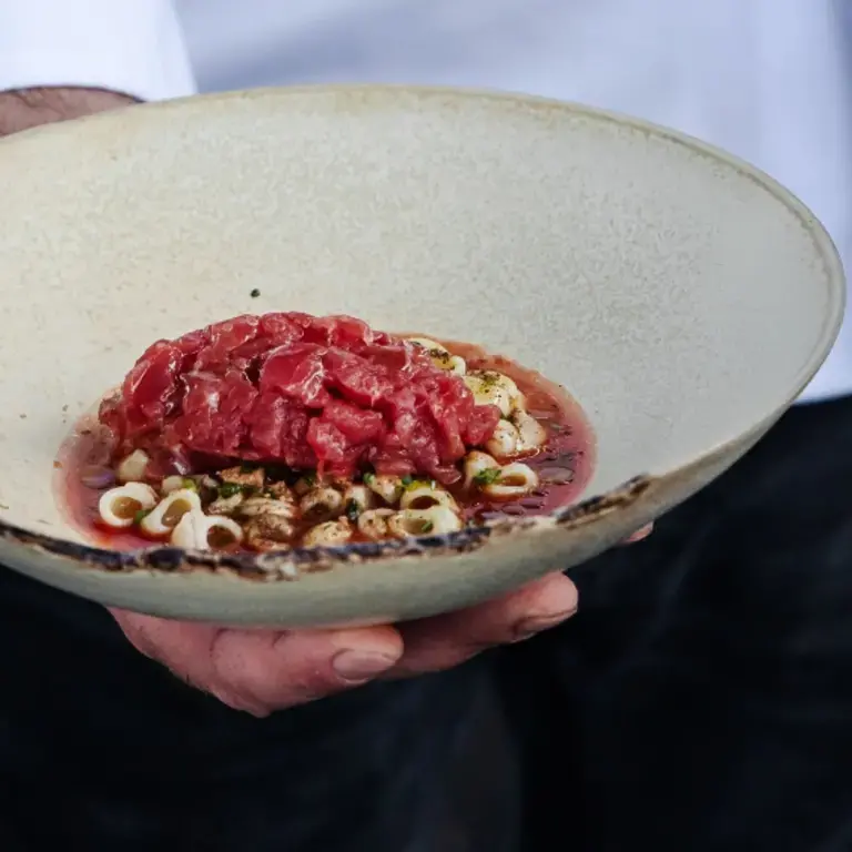 Pasta al tonno fresco presentata dallo chef De Gregorio