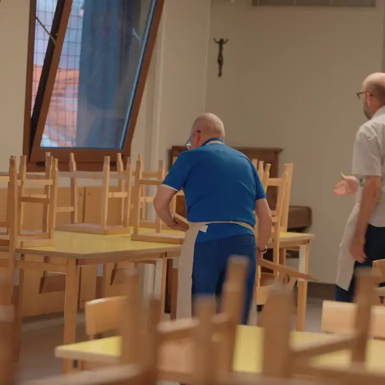 Volontari in sala al Refettorio Bologna