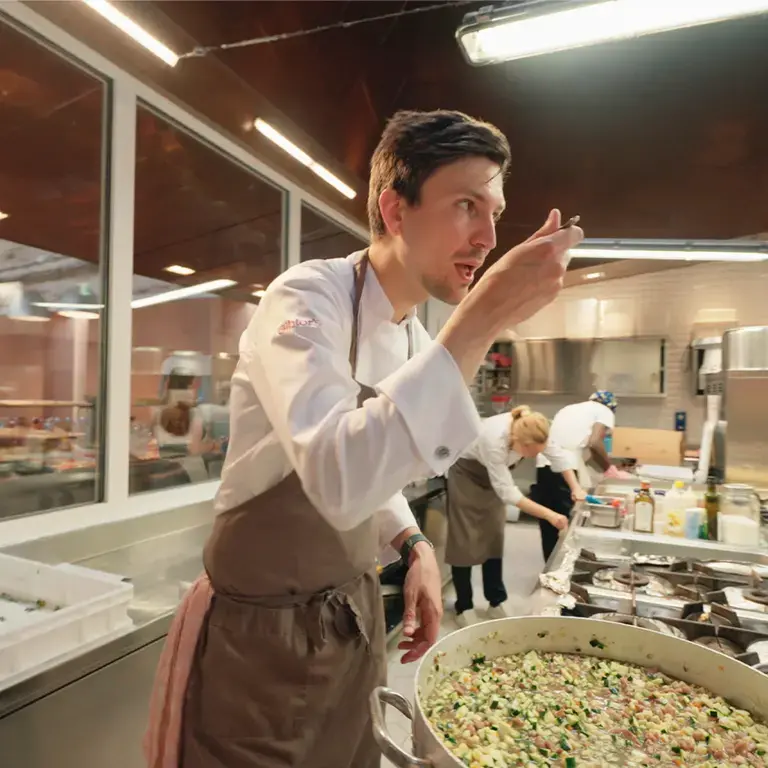 Chef Paolo Griffa in cucina al Refettorio Milano