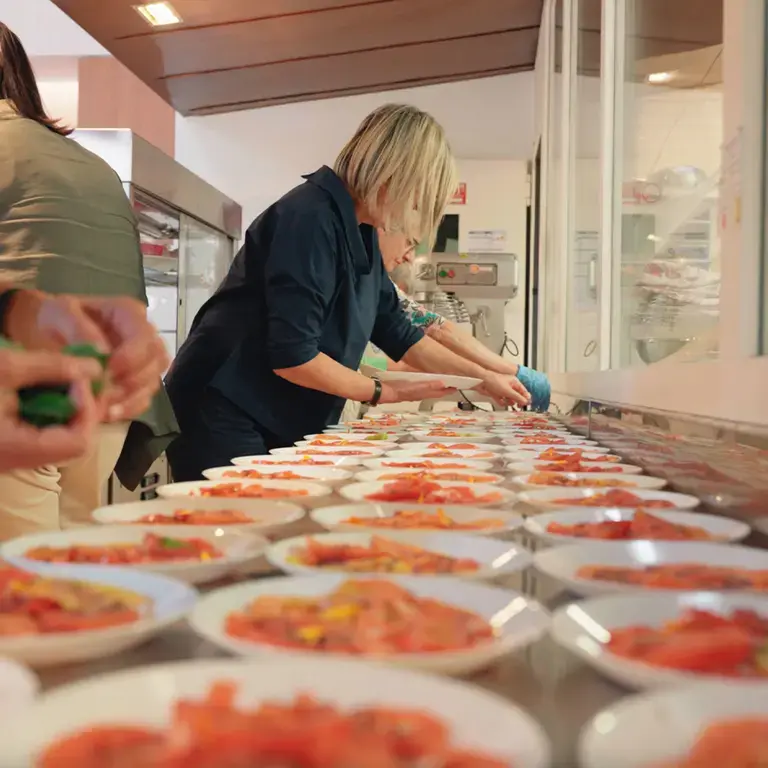 Preparazione antipasto al Refettorio Milano
