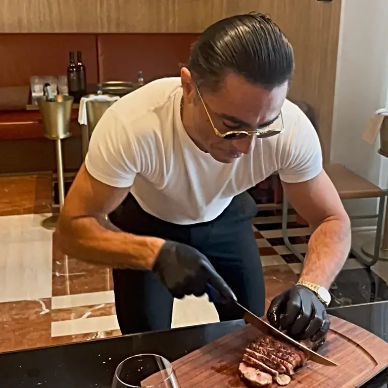 Salt Bae all'opera a Milano