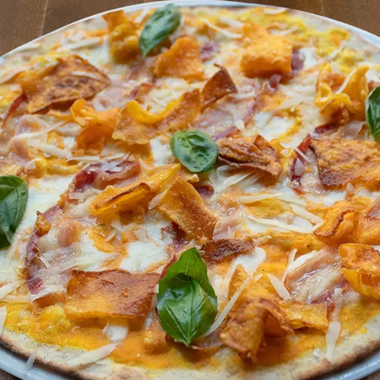La pizza di Crocca - Pancetta Tesa, Crema e Chips di Zucca