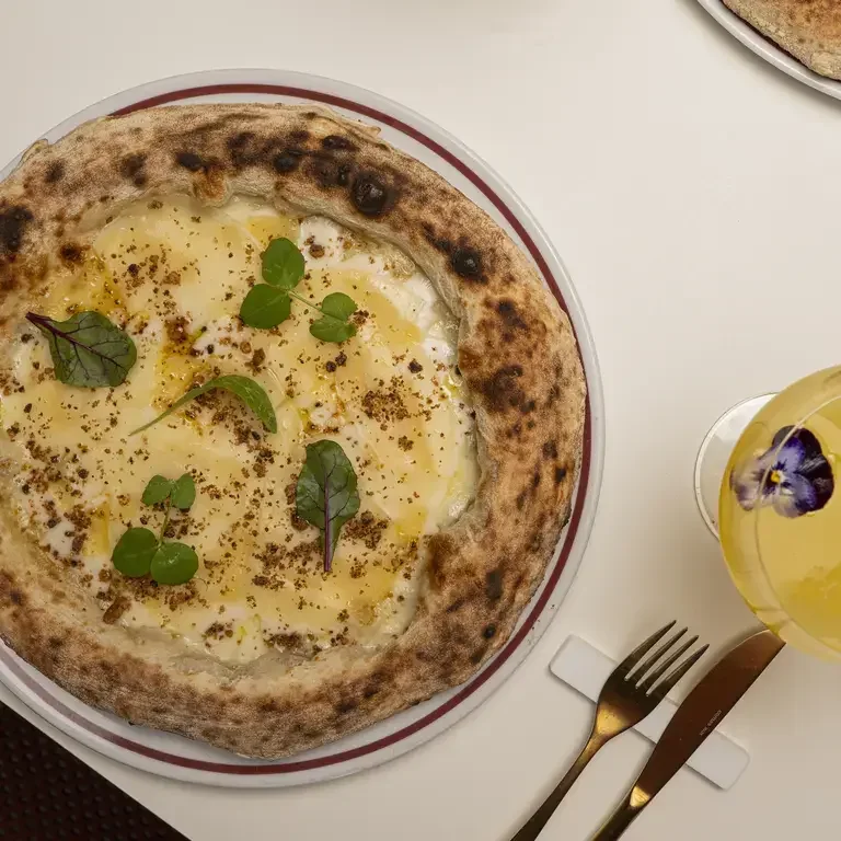 Lombardi Pizzerie, la Tre formaggi e mezzo