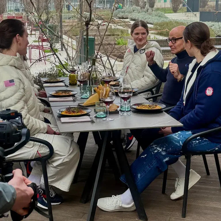 Stanley Tucci a pranzo a Ratanà con la nazionale femminile USA di hockey sul ghiaccio