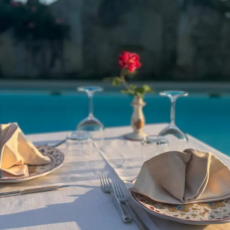 La Limonaia d Villa Senni: tavoli a bordo piscina
