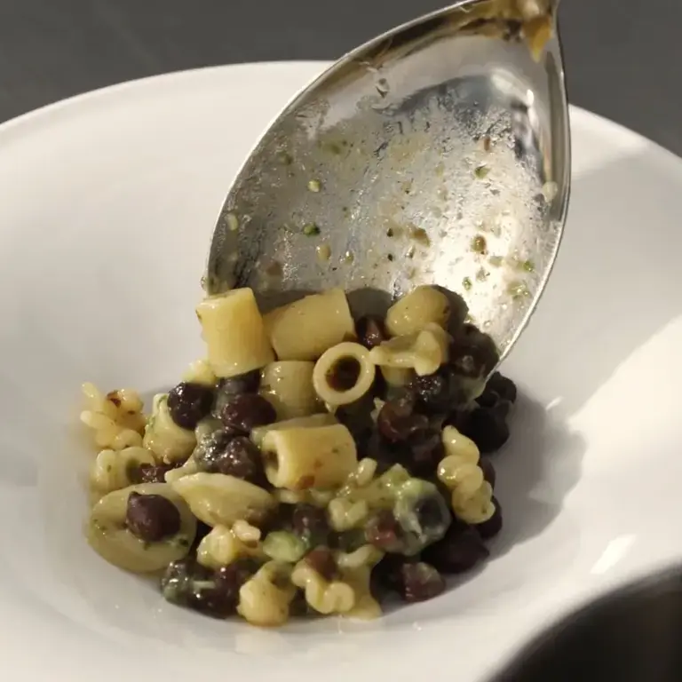 Pasta mista con ceci delle Murge e calamaretti - impiattamento