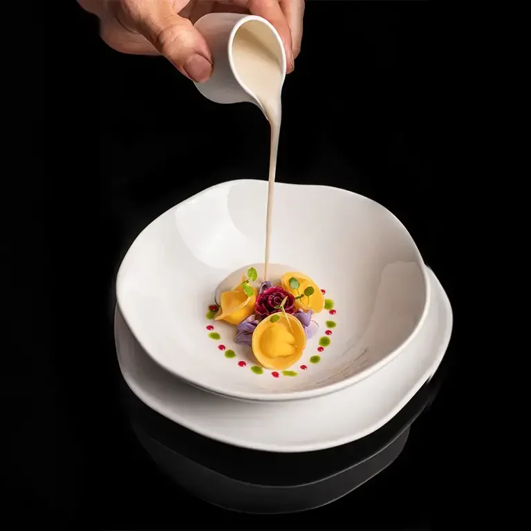 Tortellini, Gorgonzola dolce, pandhra rassa (Deccan Plateau)