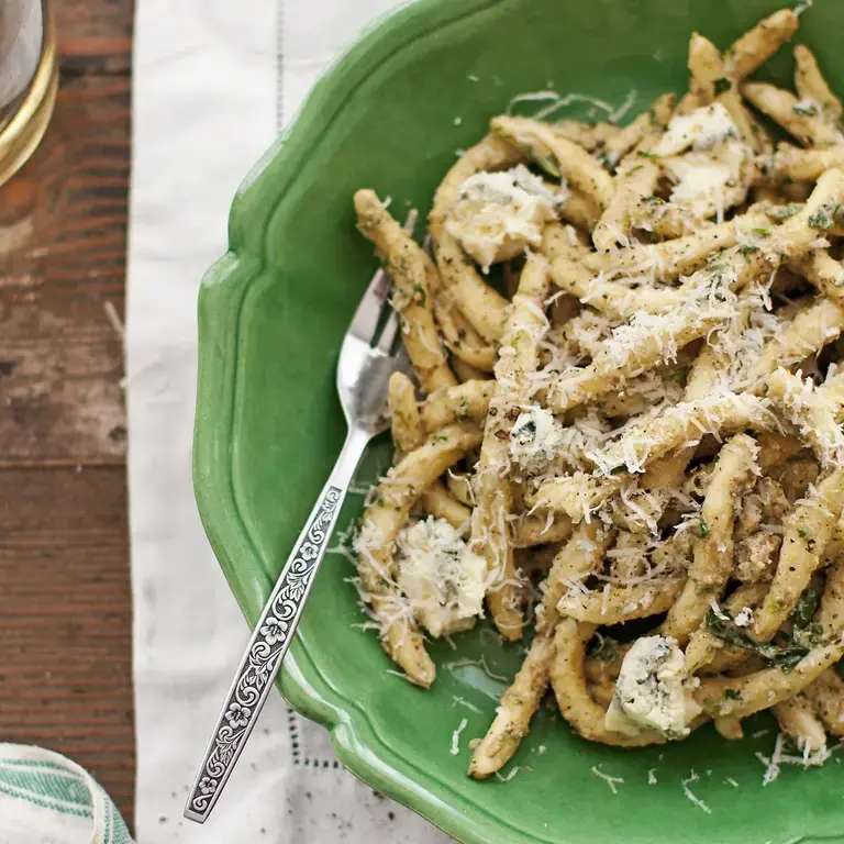 Strozzapreti in bianco con formaggio grattugiato