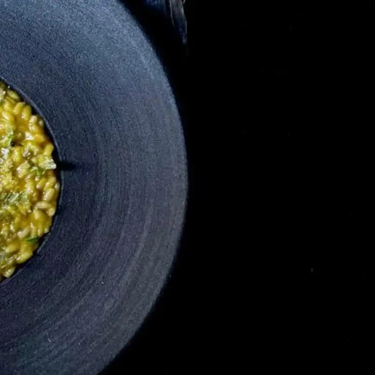La ricetta del Risotto con corallo di capasanta e lattuga di mare dello chef Valerio Serino di Tèrra Restaurant Copenaghen