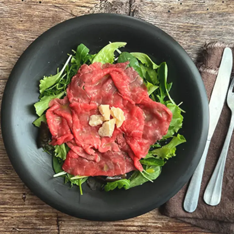 carpaccio di manzo con rucola e grana