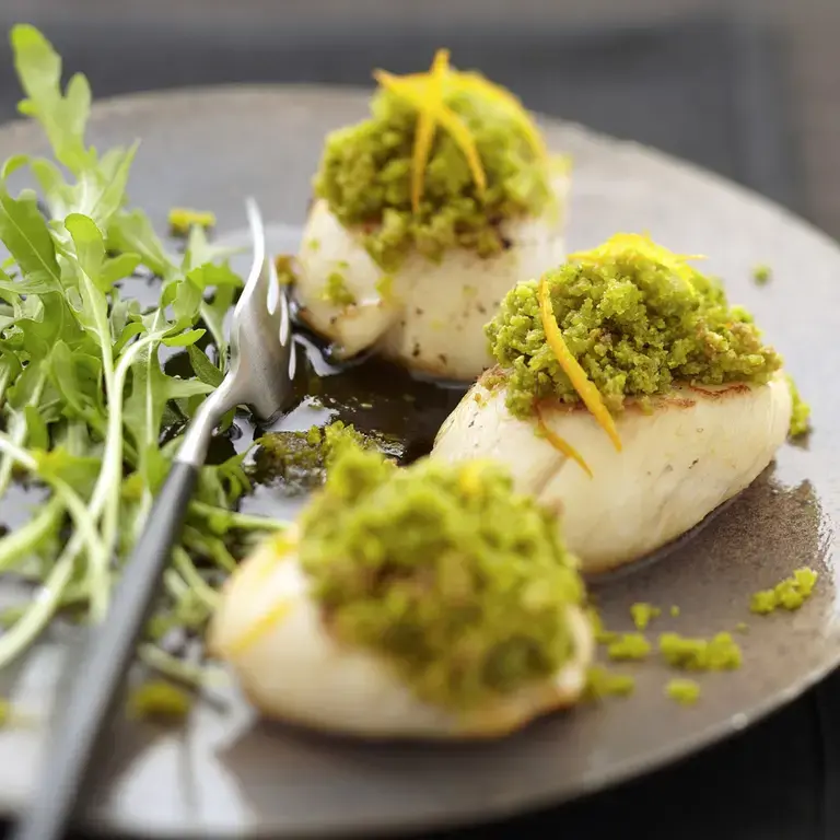 capesante scottate con pistacchio e rucola