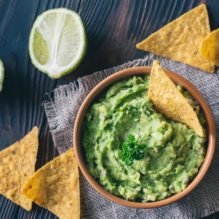 salsa guacamole con lime e nachos