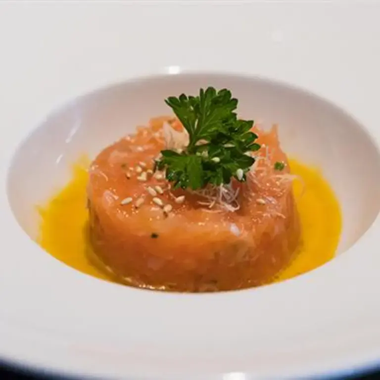 Tartare di salmone con crema mediterranea