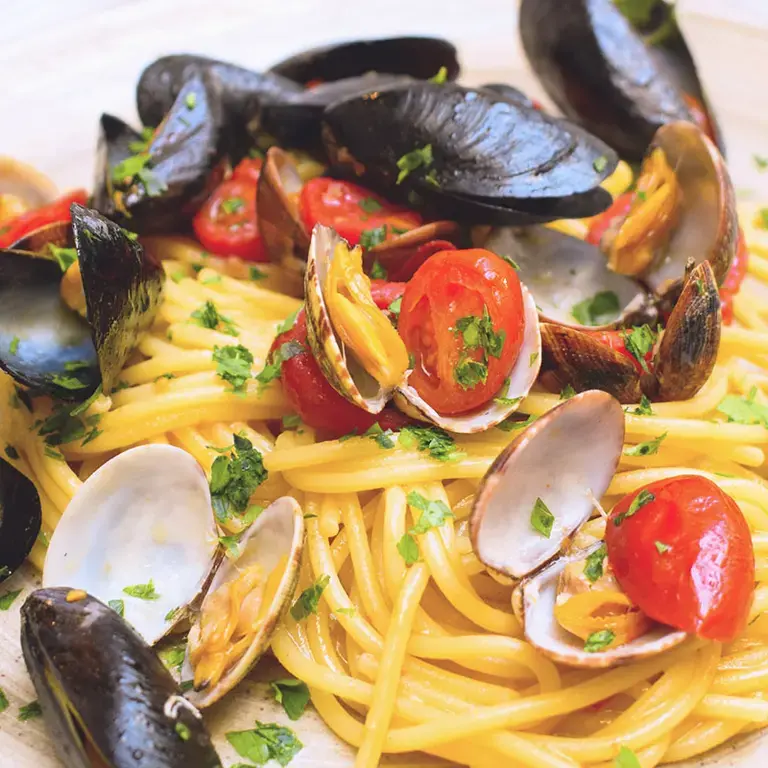 Spaghetti con cozze e pomodorini