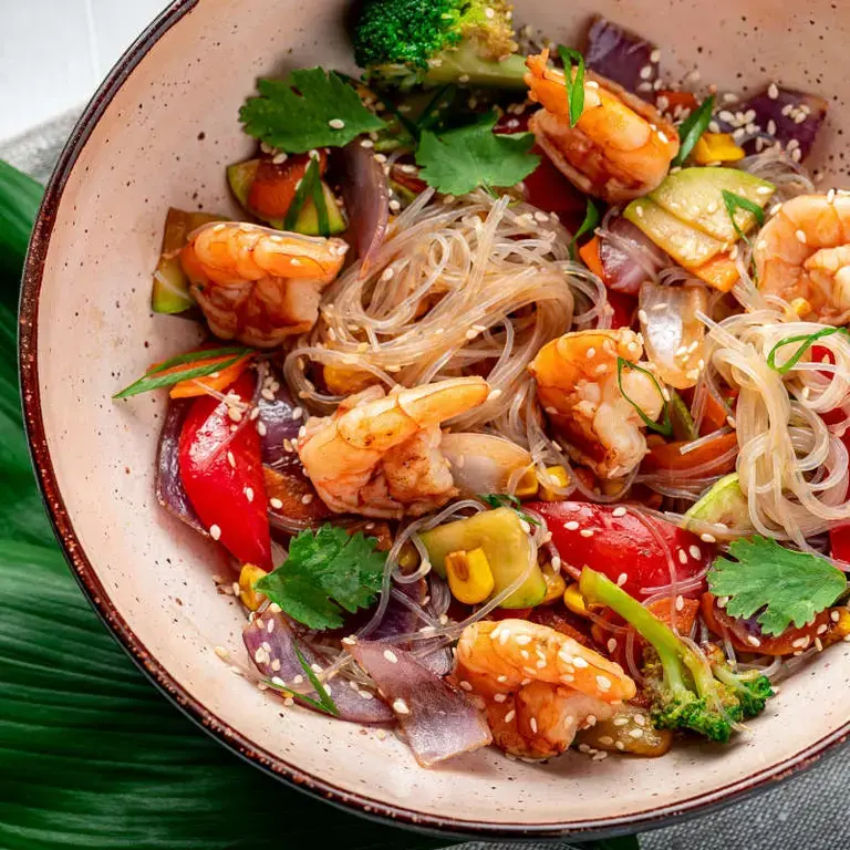 Spaghetti di riso con gamberi e verdure